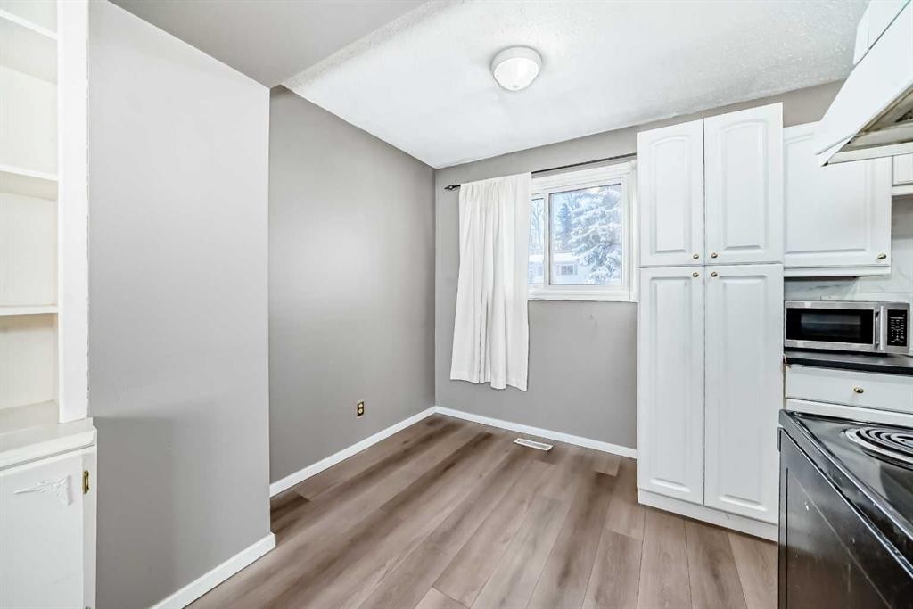 B1-35 Nash, Red Deer, AB - Indoor Photo Showing Kitchen