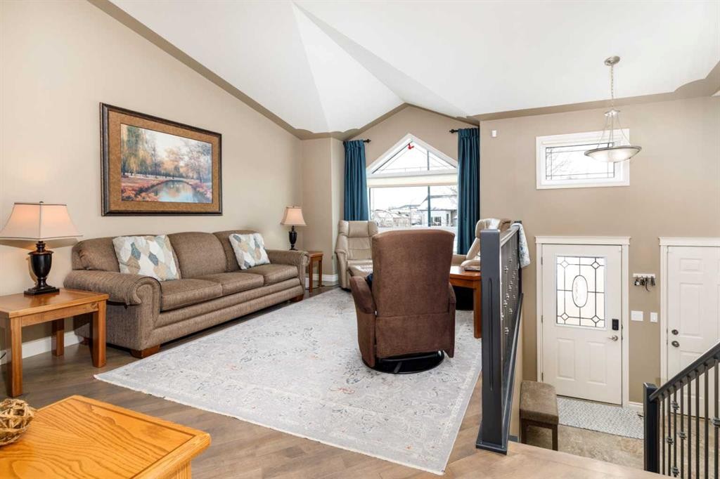 76 Daniel Close, Red Deer, AB - Indoor Photo Showing Living Room