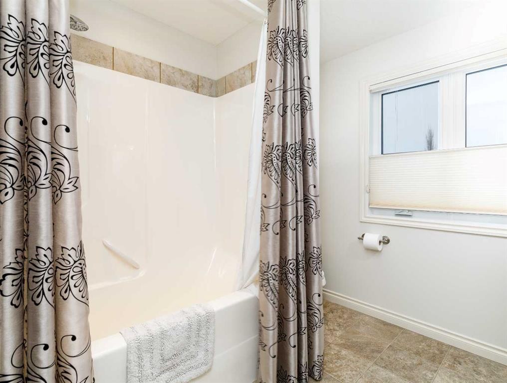 76 Daniel Close, Red Deer, AB - Indoor Photo Showing Bathroom