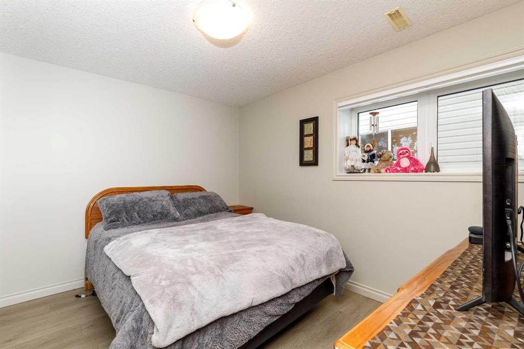 76 Daniel Close, Red Deer, AB - Indoor Photo Showing Bedroom