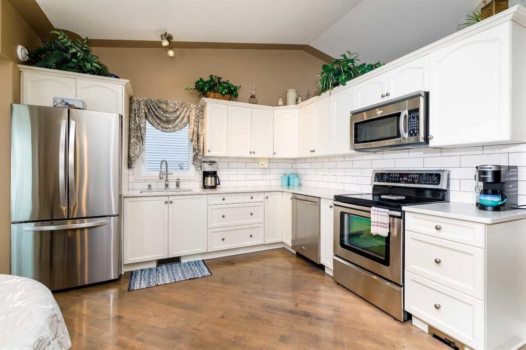 76 Daniel Close, Red Deer, AB - Indoor Photo Showing Kitchen