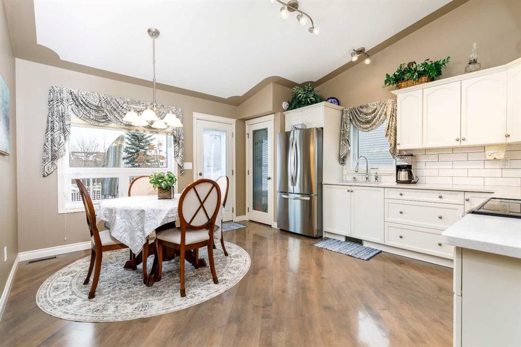 76 Daniel Close, Red Deer, AB - Indoor Photo Showing Dining Room
