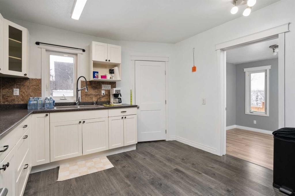 211 Red Wing Crescent, Tillicum Beach, AB - Indoor Photo Showing Kitchen With Double Sink