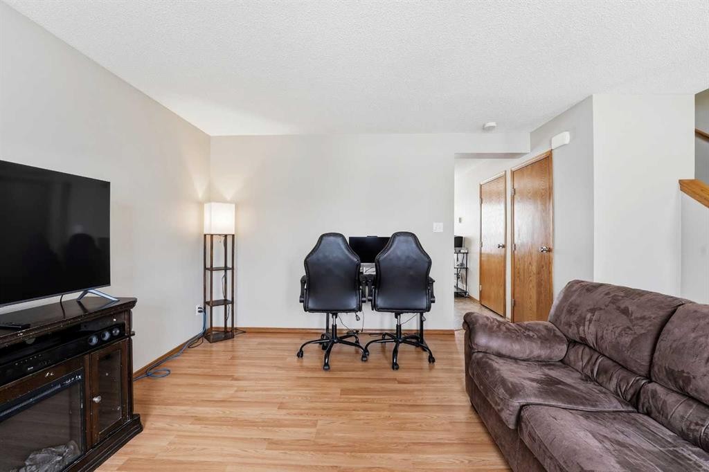 41 Winston Place, Blackfalds, AB - Indoor Photo Showing Living Room