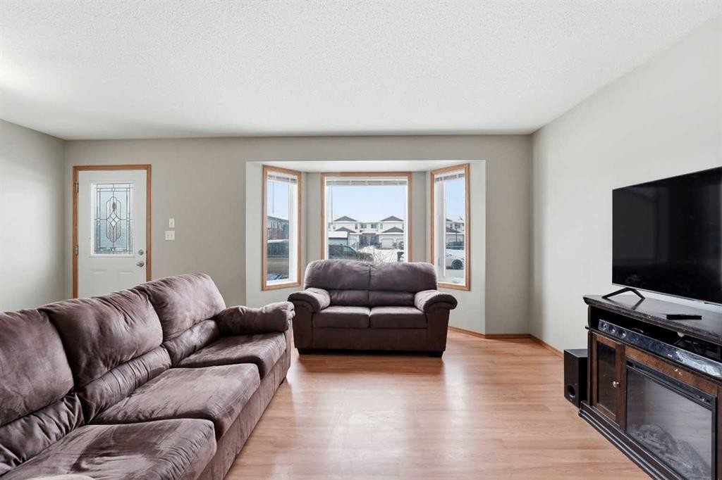41 Winston Place, Blackfalds, AB - Indoor Photo Showing Living Room