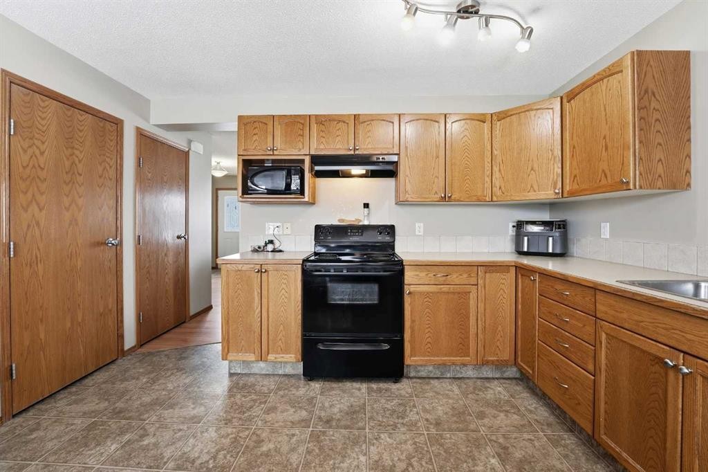 41 Winston Place, Blackfalds, AB - Indoor Photo Showing Kitchen