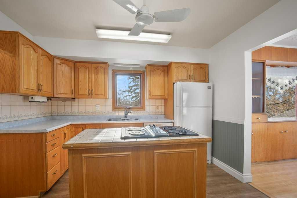 31 Jarvis Bay Drive, Jarvis Bay, AB - Indoor Photo Showing Kitchen With Double Sink