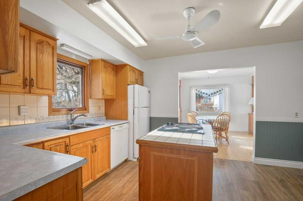 31 Jarvis Bay Drive, Jarvis Bay, AB - Indoor Photo Showing Kitchen With Double Sink