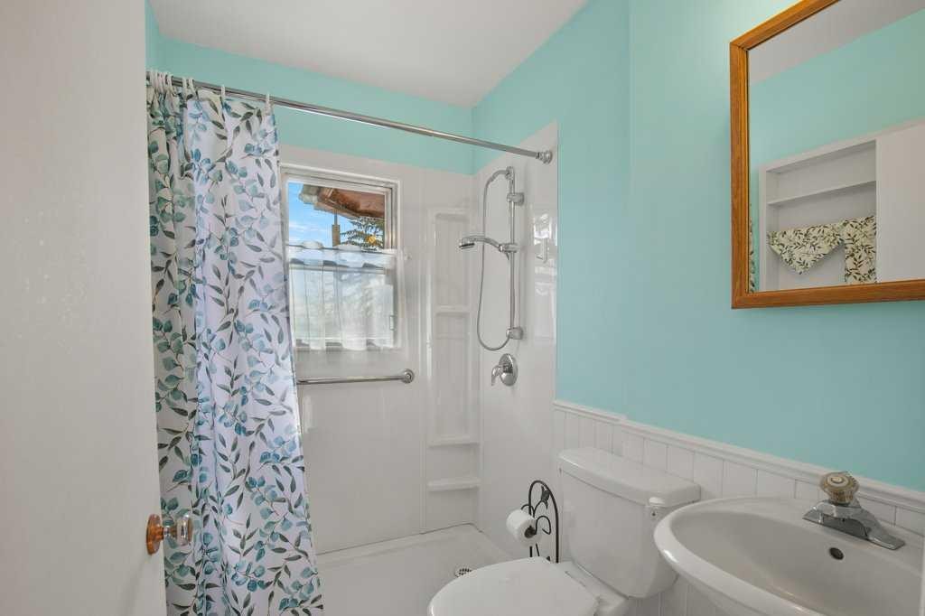 31 Jarvis Bay Drive, Jarvis Bay, AB - Indoor Photo Showing Bathroom