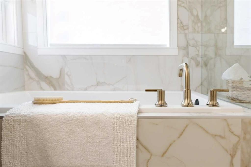 192 Amblestone Crescent Nw, Calgary, AB - Indoor Photo Showing Bathroom