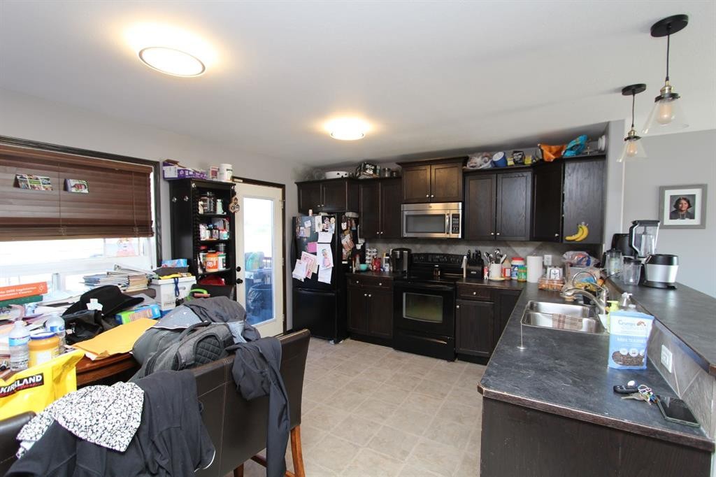 26 Wilkinson Circle, Sylvan Lake, AB - Indoor Photo Showing Kitchen