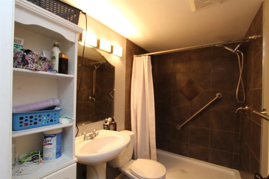 26 Wilkinson Circle, Sylvan Lake, AB - Indoor Photo Showing Bathroom