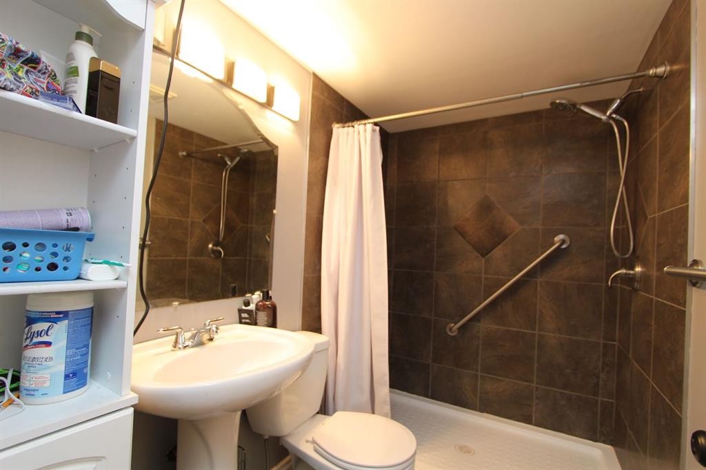 26 Wilkinson Circle, Sylvan Lake, AB - Indoor Photo Showing Bathroom