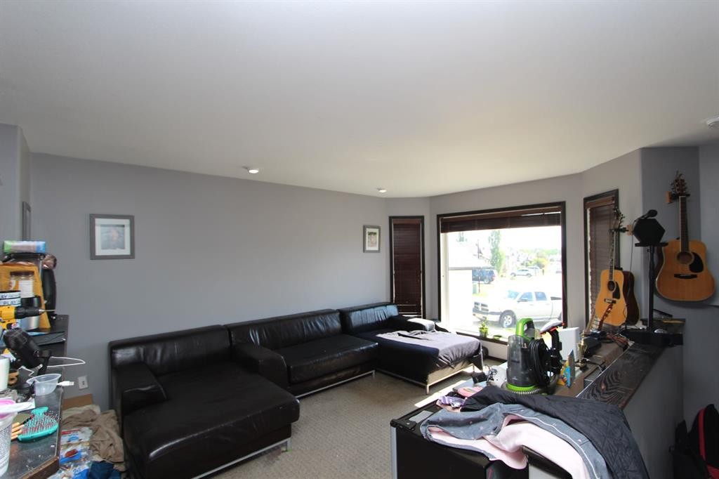 26 Wilkinson Circle, Sylvan Lake, AB - Indoor Photo Showing Living Room