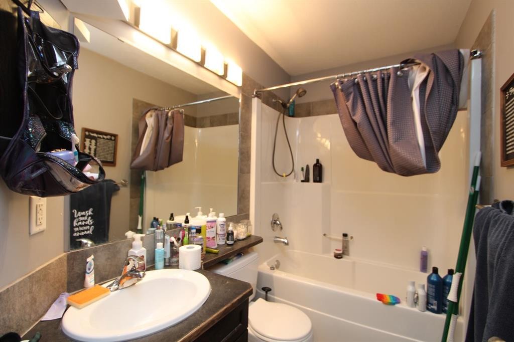 26 Wilkinson Circle, Sylvan Lake, AB - Indoor Photo Showing Bathroom