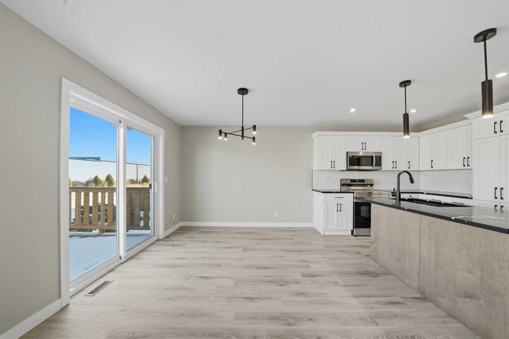 125 Hampton Crescent, Sylvan Lake, AB - Indoor Photo Showing Kitchen