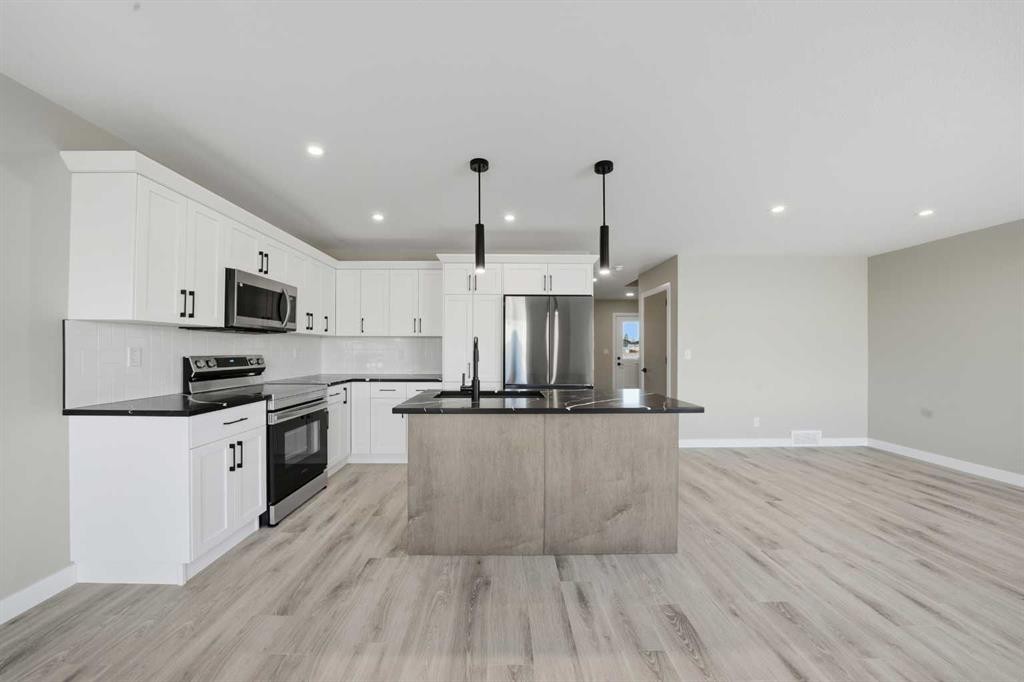 125 Hampton Crescent, Sylvan Lake, AB - Indoor Photo Showing Kitchen With Upgraded Kitchen