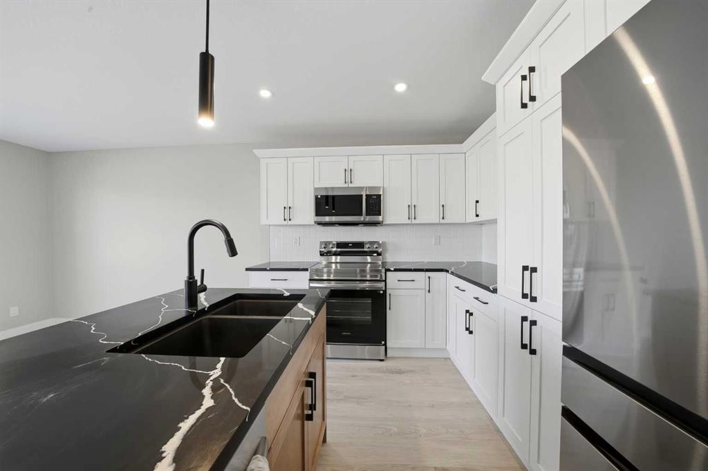 125 Hampton Crescent, Sylvan Lake, AB - Indoor Photo Showing Kitchen With Double Sink With Upgraded Kitchen