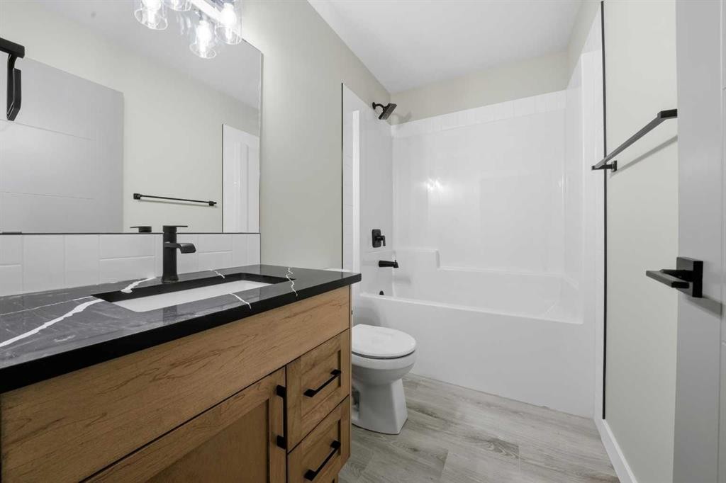 125 Hampton Crescent, Sylvan Lake, AB - Indoor Photo Showing Bathroom