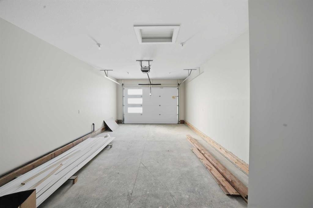 125 Hampton Crescent, Sylvan Lake, AB - Indoor Photo Showing Garage