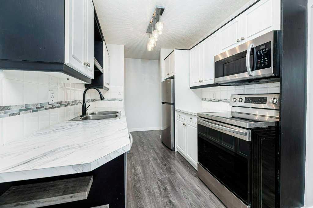 16-7 Stanton Street, Red Deer, AB - Indoor Photo Showing Kitchen With Double Sink