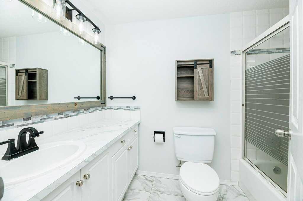 16-7 Stanton Street, Red Deer, AB - Indoor Photo Showing Bathroom