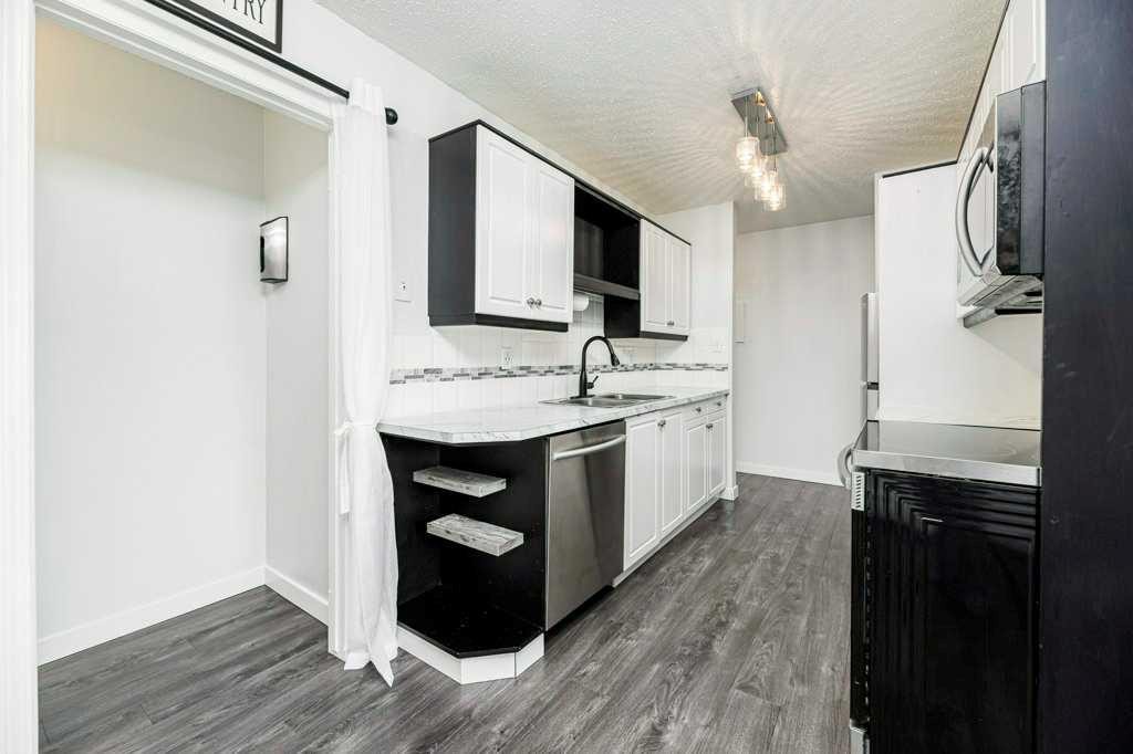 16-7 Stanton Street, Red Deer, AB - Indoor Photo Showing Kitchen