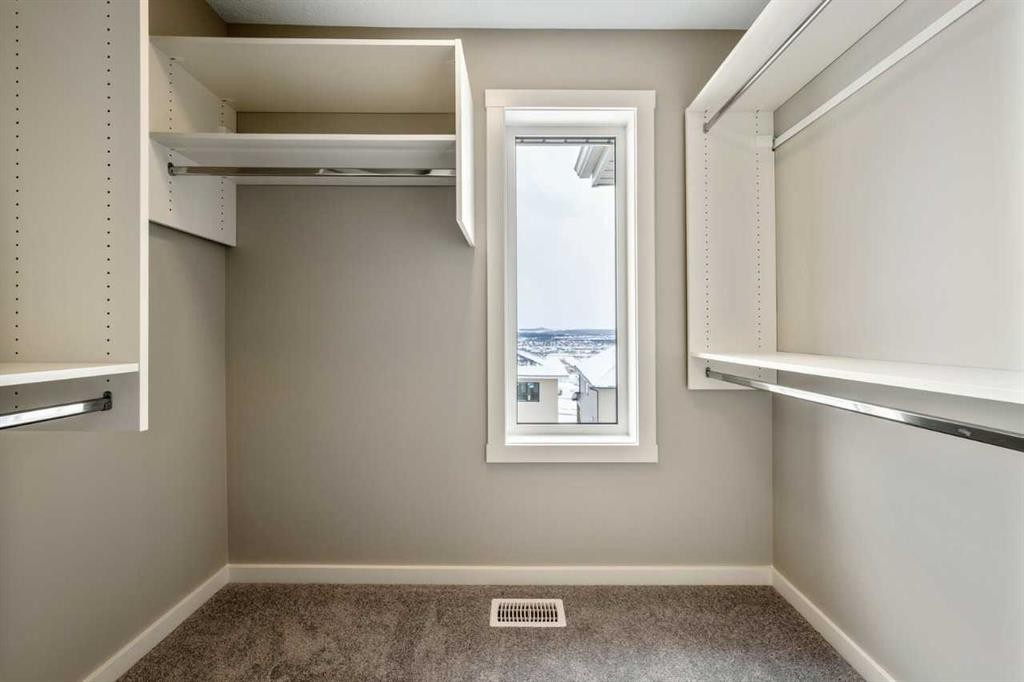 370 Heritage Boulevard, Cochrane, AB - Indoor Photo Showing Other Room