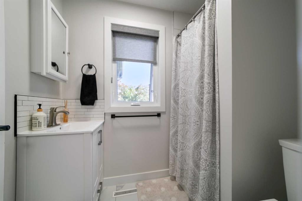 5409 48 Avenue, Killam, AB - Indoor Photo Showing Bathroom