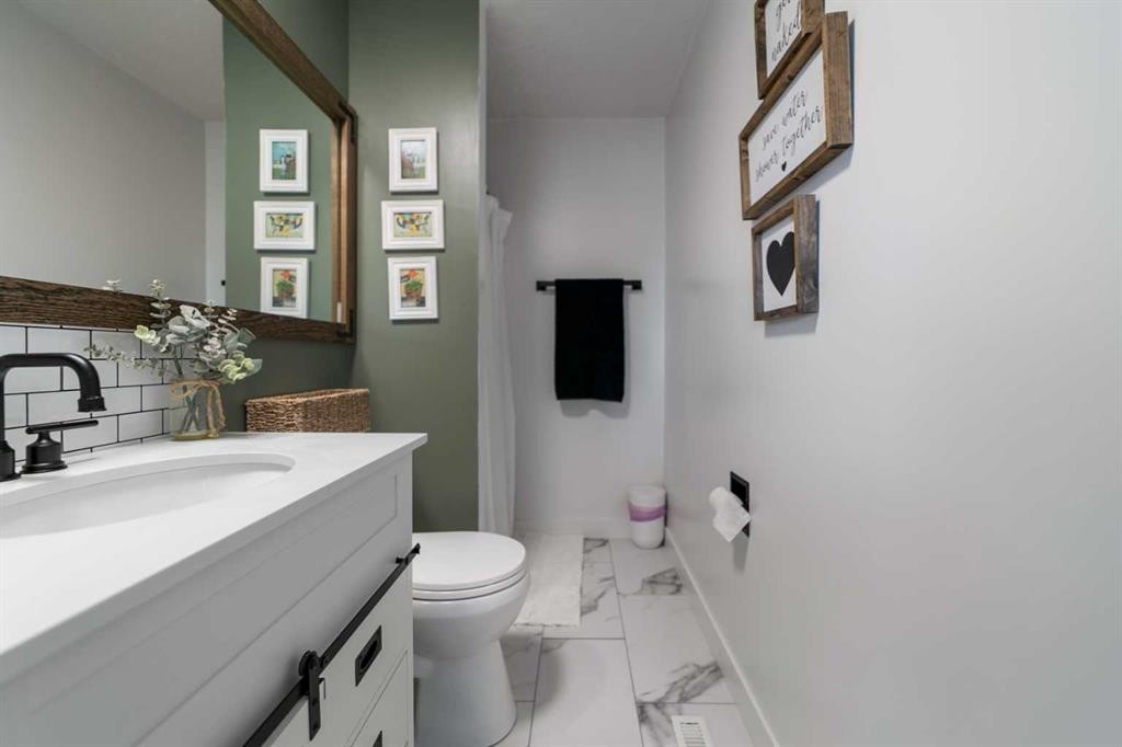 5409 48 Avenue, Killam, AB - Indoor Photo Showing Bathroom