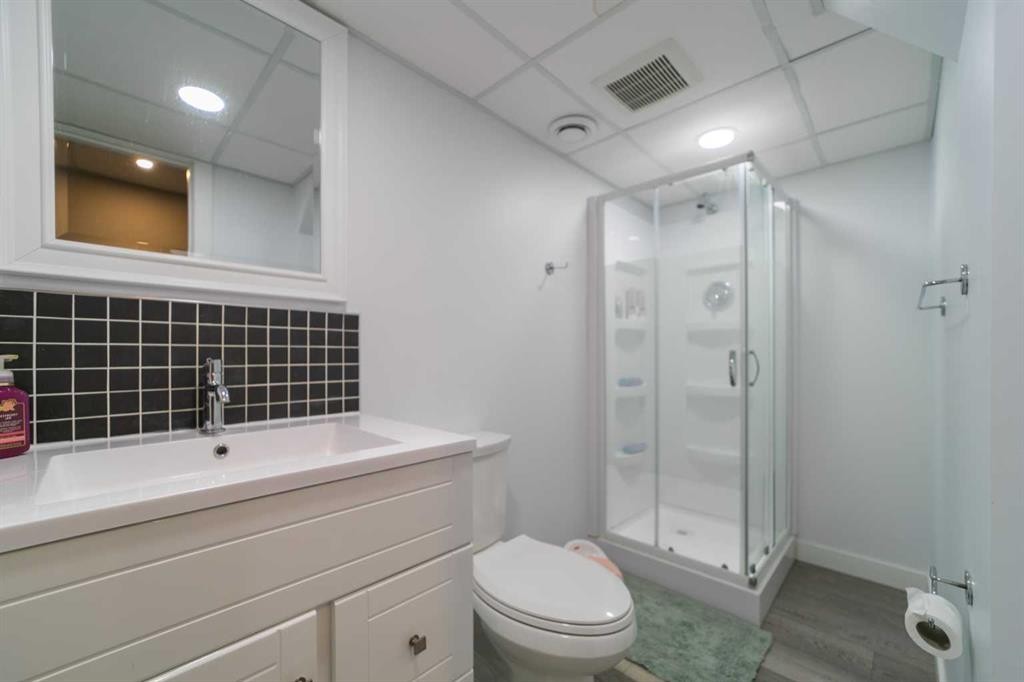 5409 48 Avenue, Killam, AB - Indoor Photo Showing Bathroom