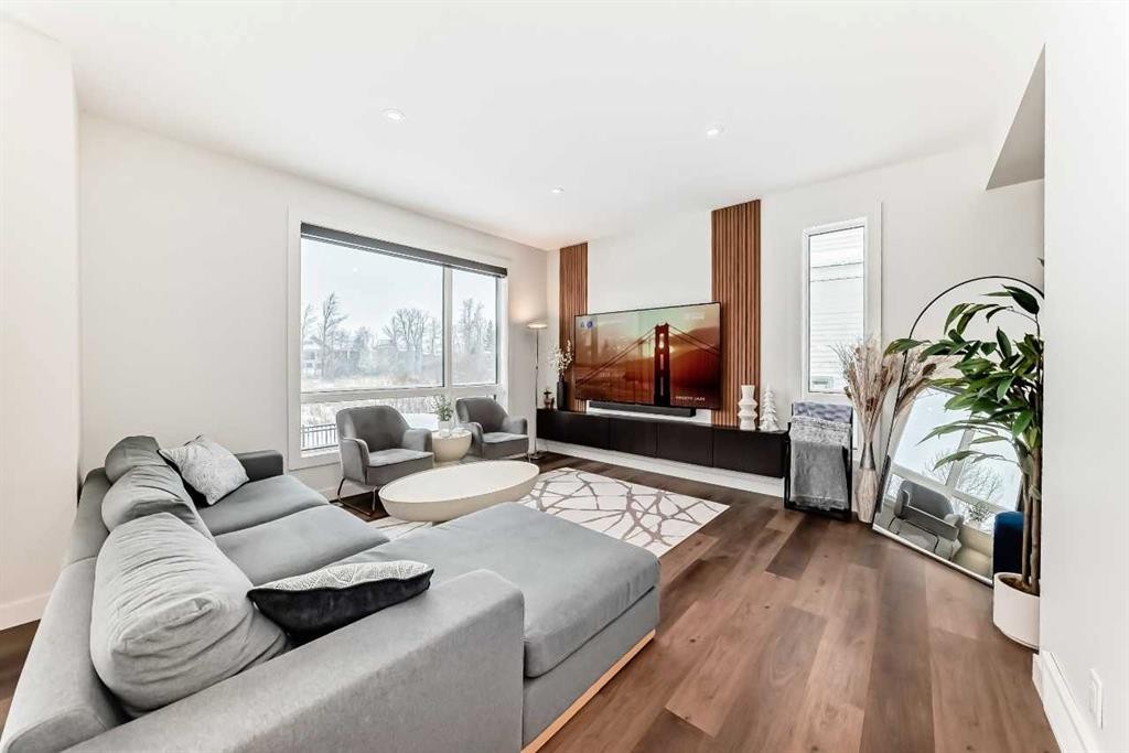153 Emerald Drive, Red Deer, AB - Indoor Photo Showing Living Room
