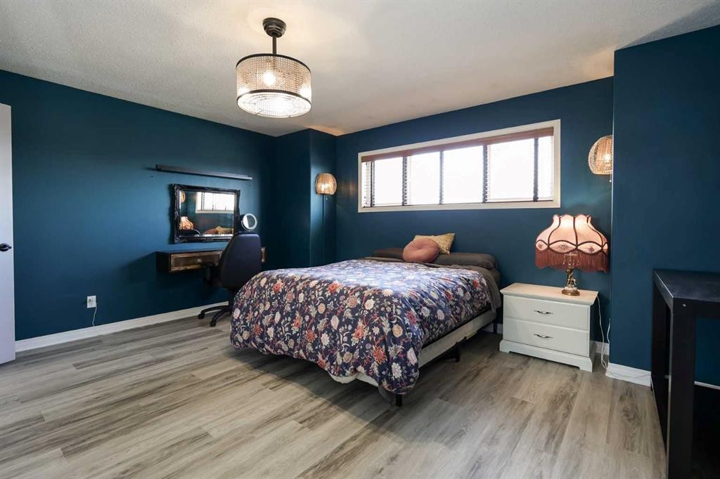98 Pine Crescent, Blackfalds, AB - Indoor Photo Showing Bedroom