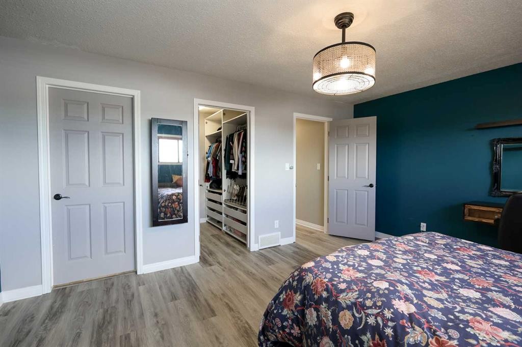 98 Pine Crescent, Blackfalds, AB - Indoor Photo Showing Bedroom