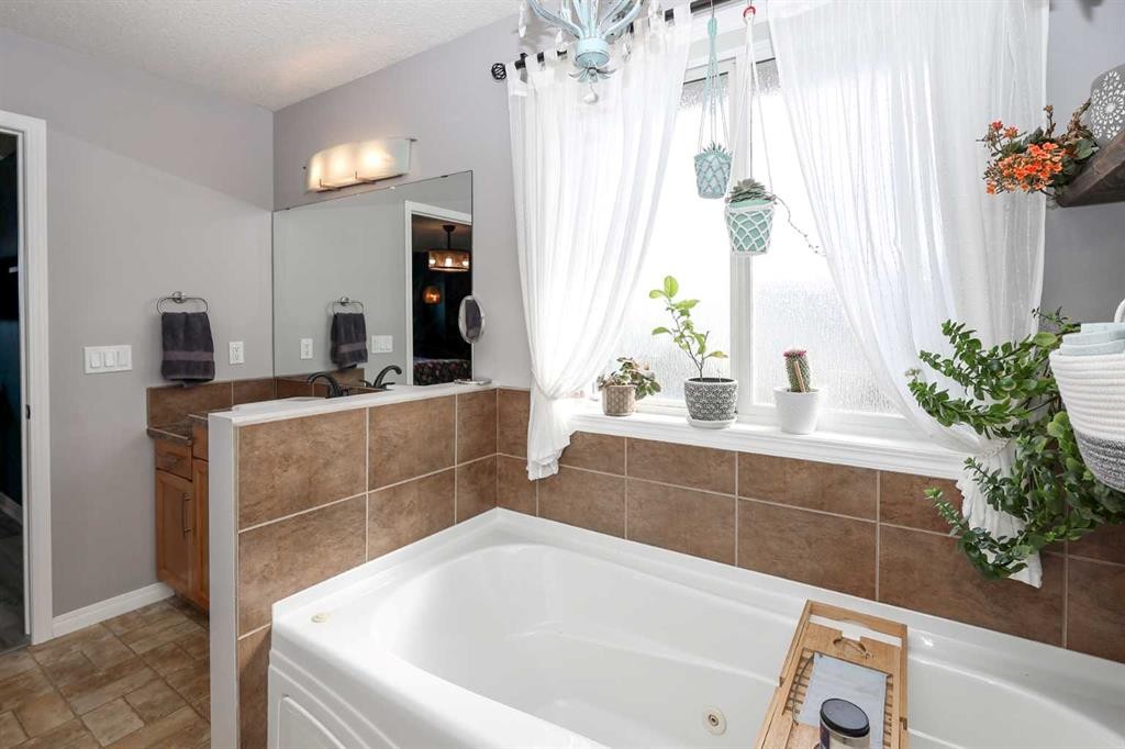 98 Pine Crescent, Blackfalds, AB - Indoor Photo Showing Bathroom