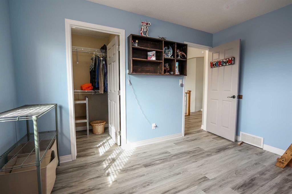 98 Pine Crescent, Blackfalds, AB - Indoor Photo Showing Other Room