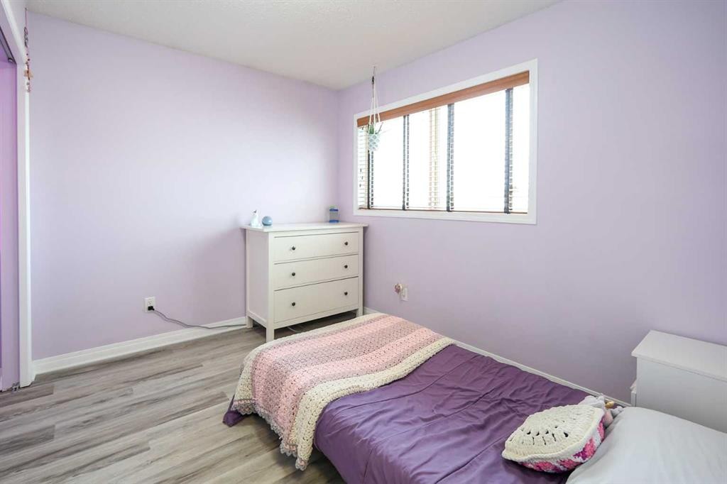 98 Pine Crescent, Blackfalds, AB - Indoor Photo Showing Bedroom