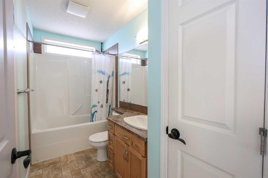 98 Pine Crescent, Blackfalds, AB - Indoor Photo Showing Bathroom