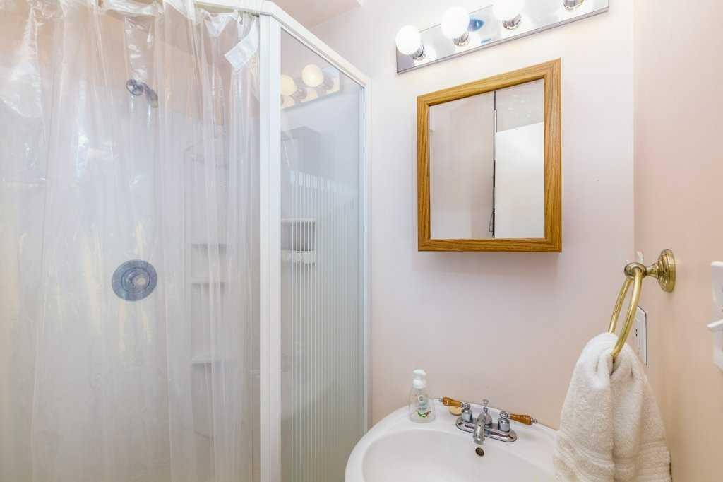 32 Greig Drive, Red Deer, AB - Indoor Photo Showing Bathroom