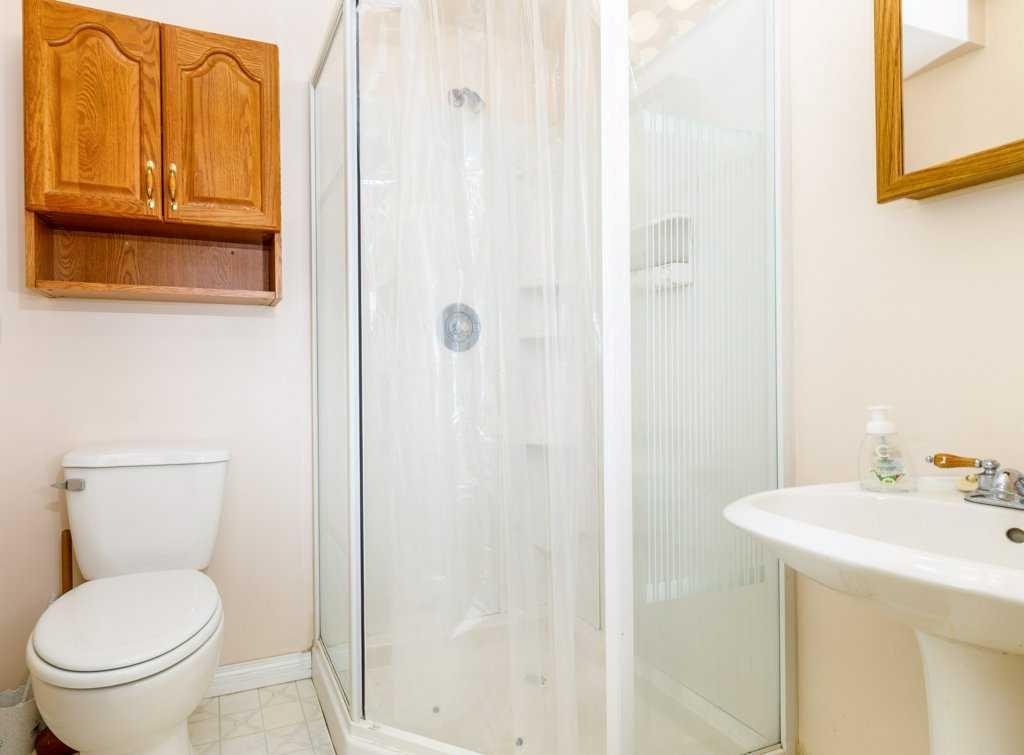 32 Greig Drive, Red Deer, AB - Indoor Photo Showing Bathroom