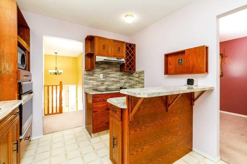 32 Greig Drive, Red Deer, AB - Indoor Photo Showing Kitchen