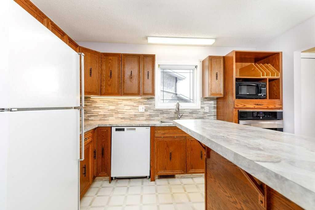 32 Greig Drive, Red Deer, AB - Indoor Photo Showing Kitchen