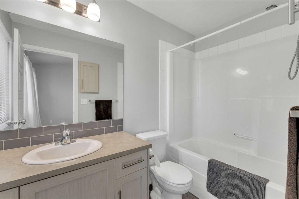 304-125 Caribou Crescent, Red Deer, AB - Indoor Photo Showing Bathroom