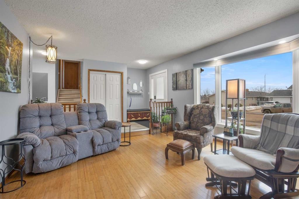 4708 55 Street, Killam, AB - Indoor Photo Showing Living Room