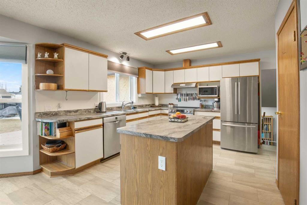 4708 55 Street, Killam, AB - Indoor Photo Showing Kitchen With Double Sink