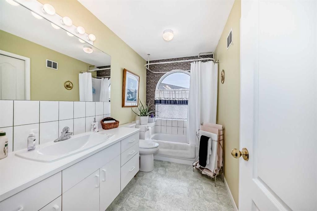 5205 55St., Rimbey, AB - Indoor Photo Showing Bathroom