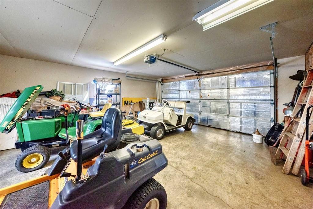 5205 55St., Rimbey, AB - Indoor Photo Showing Garage