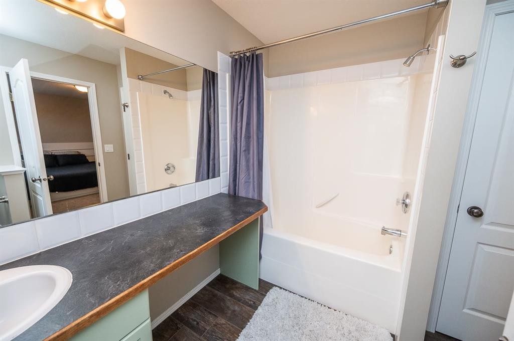 75 Doherty Close, Red Deer, AB - Indoor Photo Showing Bathroom