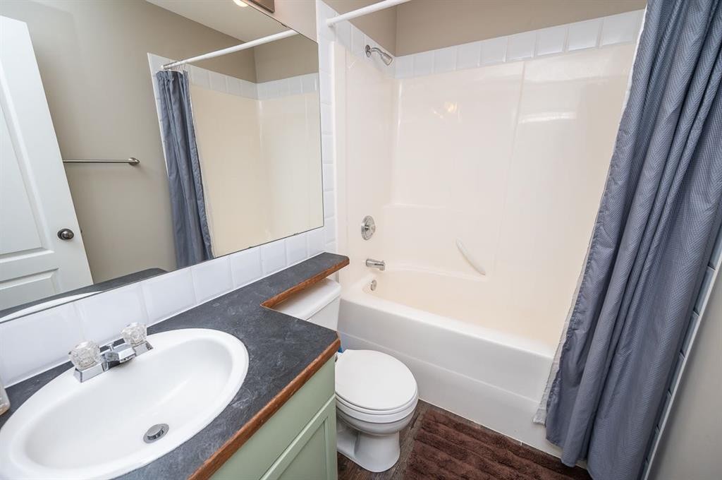 75 Doherty Close, Red Deer, AB - Indoor Photo Showing Bathroom