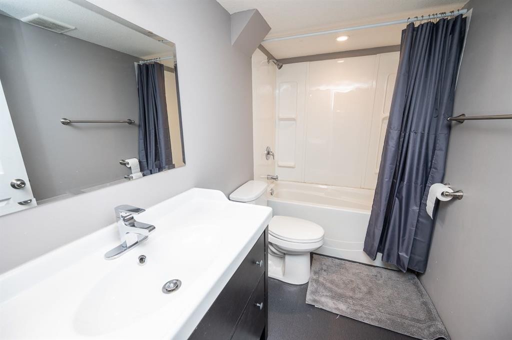 75 Doherty Close, Red Deer, AB - Indoor Photo Showing Bathroom